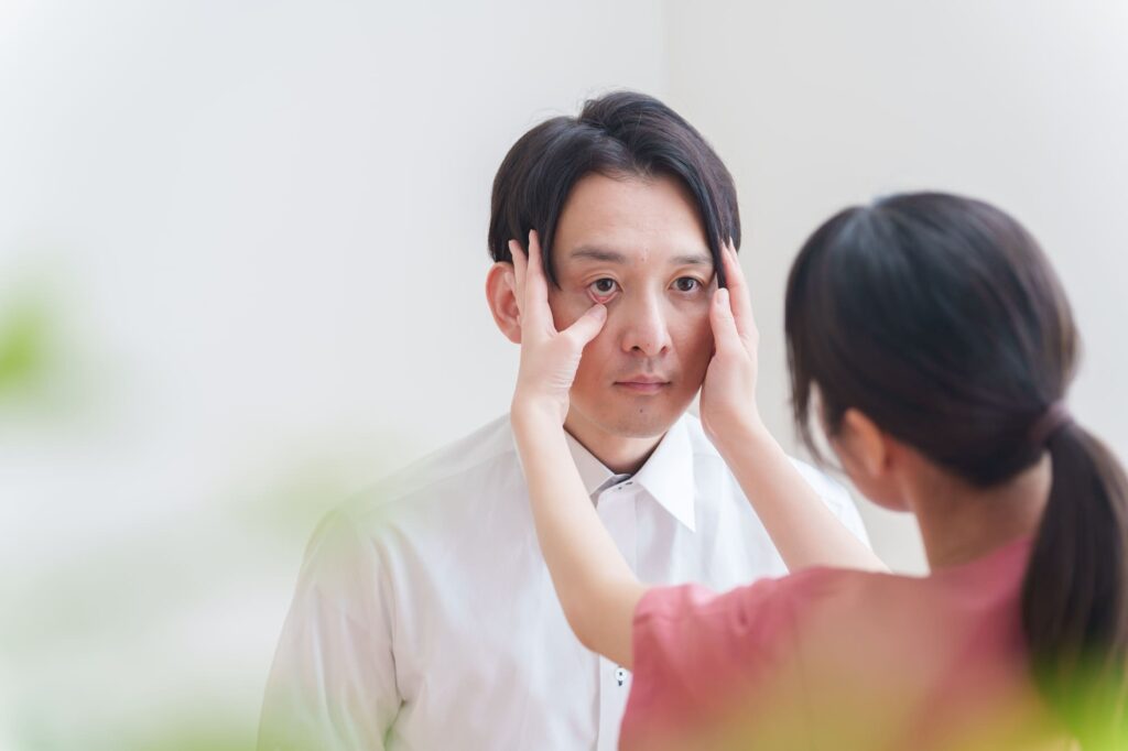 眼科受診している男性
